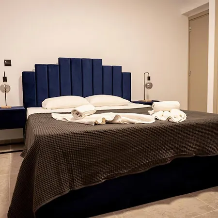 Mrp Villa, * פאראלימני