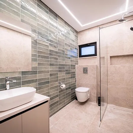 Mrp Villa, * 帕拉利米尼