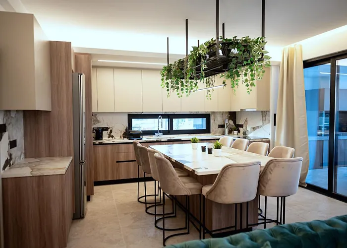 Mrp Villa, * פאראלימני