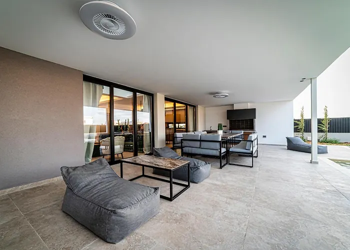 Mrp Villa, פאראלימני